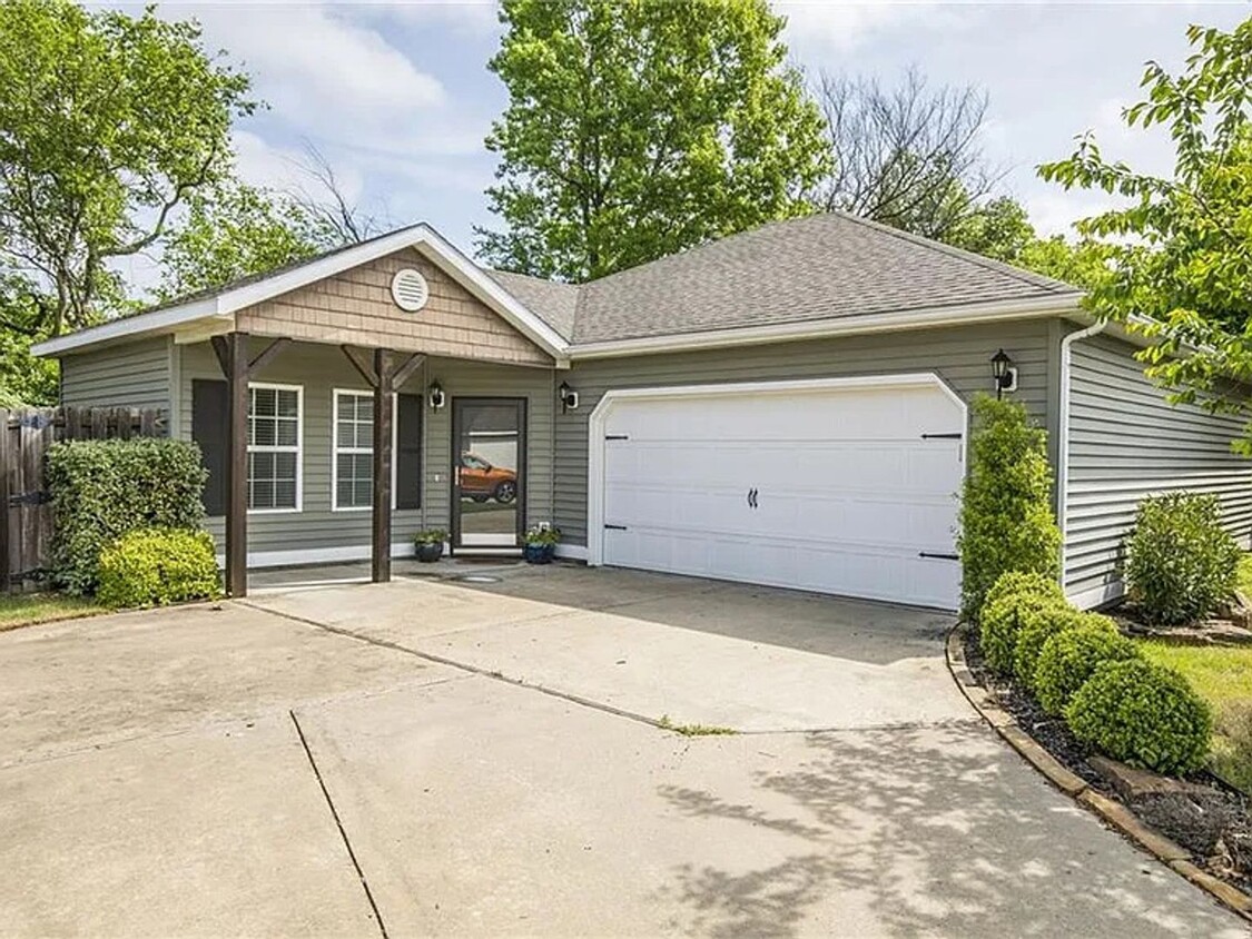 Primary Photo - MUST SEE 3BDRM 2BATH HOUSE!!!
