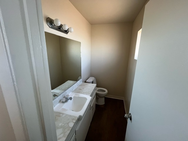 .5 bedroom bathroom - 9822 Acacia Ave