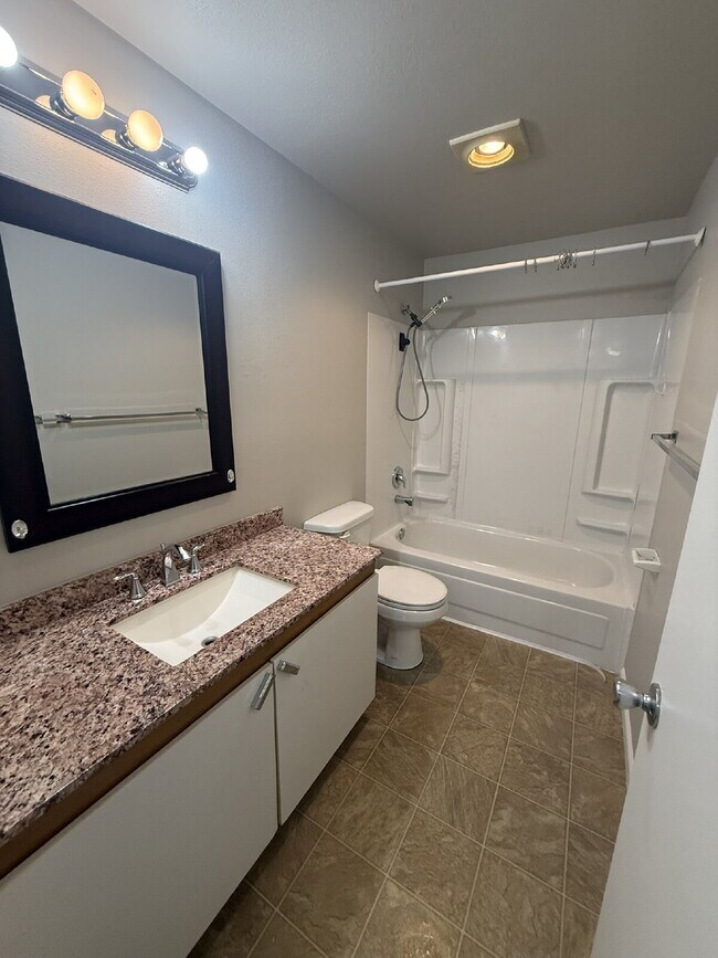 Foto del edificio - Updated 2 Bed, 2 Bath with Balcony and Fir...