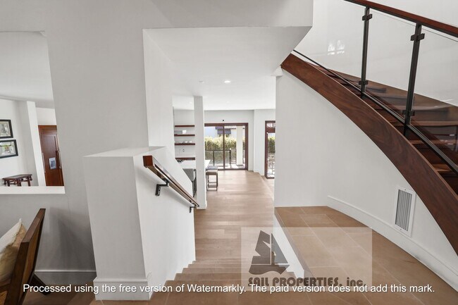 Building Photo - Elevated Living in Newport Heights