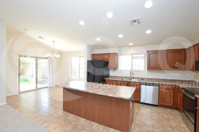 Building Photo - 3033 E Tonto Dr