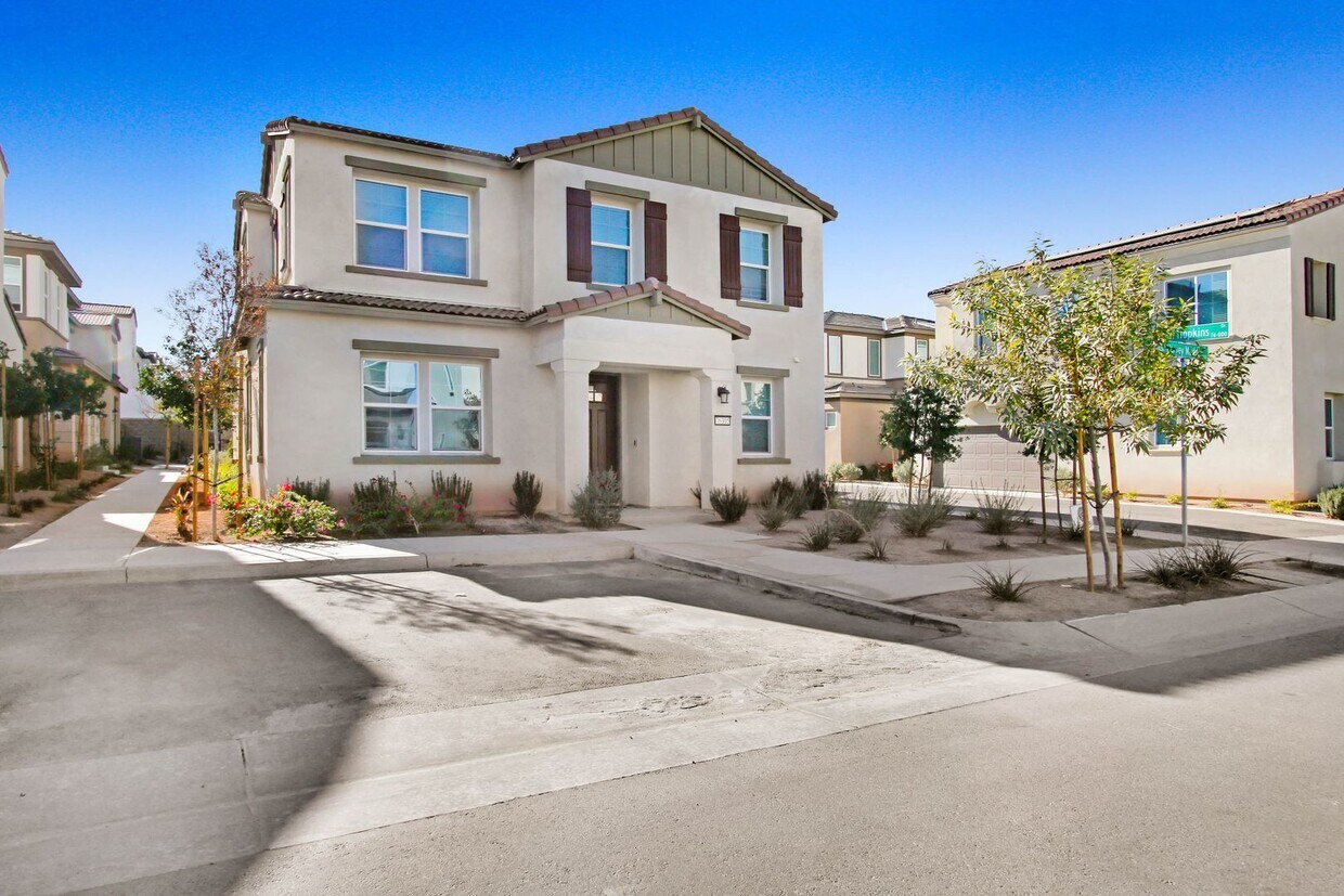 Primary Photo - Your Perfect "University Park" 4 bedroom/3...