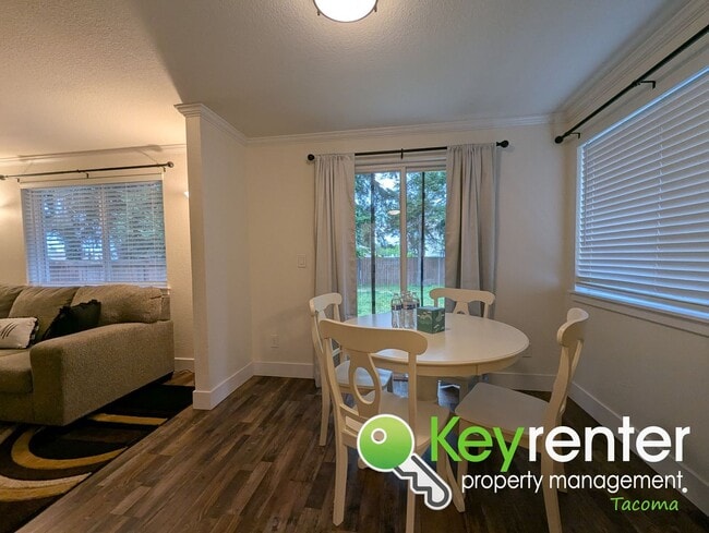 Foto del edificio - Modern 3 Bedroom, 2.5 Bathroom Fully Furnished Puyallup Duplex in Prime Location