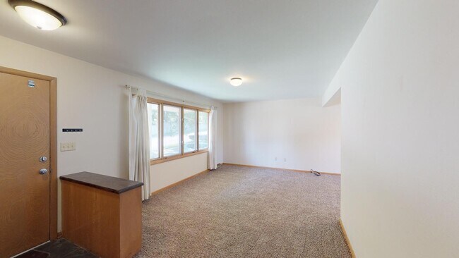 Building Photo - 601 E 13th Street, Available June!