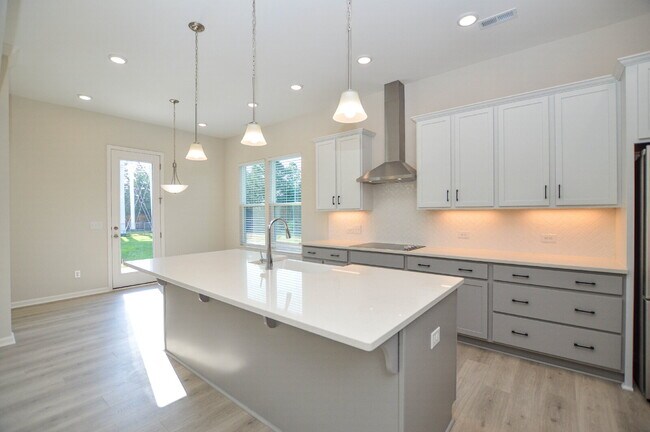 Foto del edificio - Brand-New 5 Bedroom Rental Home in Lake Shore, Tega Cay