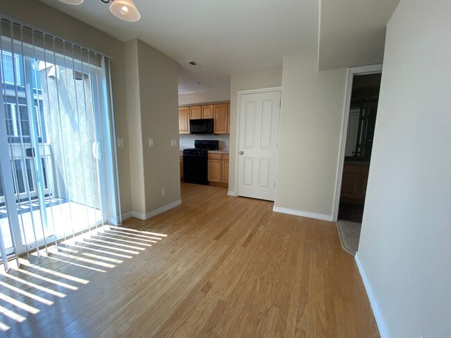 Building Photo - Renovated 2 Bedroom 2.5 Bathroom Condo in ...