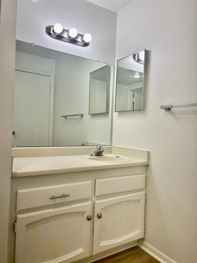 Photo - Spacious 1 bed/one bath in Aurora Apartment