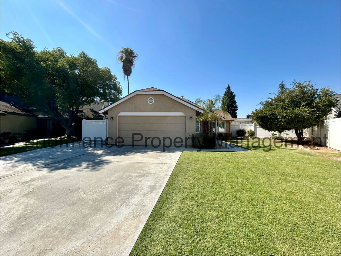 Primary Photo - Spacious 4 Bed/3 Bath Home in Campus Park ...