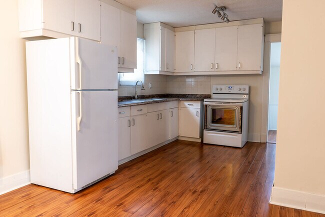 Building Photo - 2 Bedroom House for Rent in London, Ontario * Chelsea Green with Fenced Yard