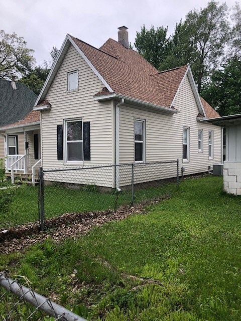 Primary Photo - 1008 E Main St