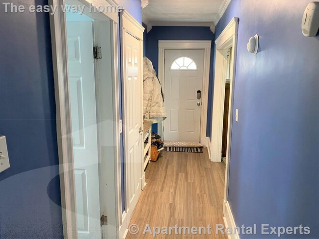 Building Photo - Tufts 2 Bedroom - Hardwood Floors, Parking...