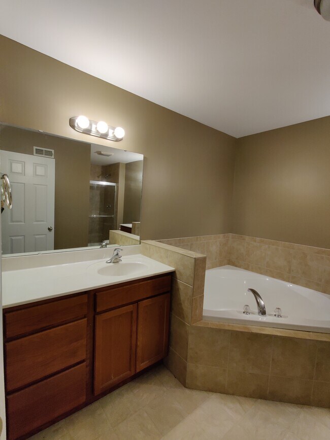 Building Photo - 9 Cabanne Townhome Dr