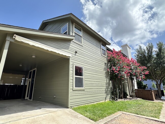 Building Photo - 910 Romeria Dr