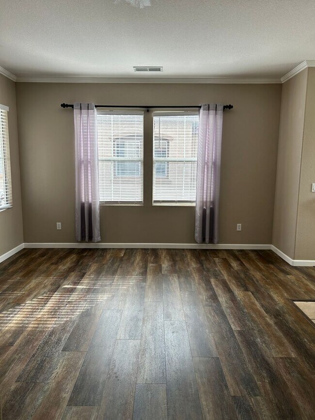 Building Photo - Charming Corner Unit in Oceanside