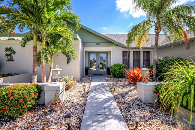 Foto del edificio - Furnished 4BR Waterfront Pool Home in Cape...