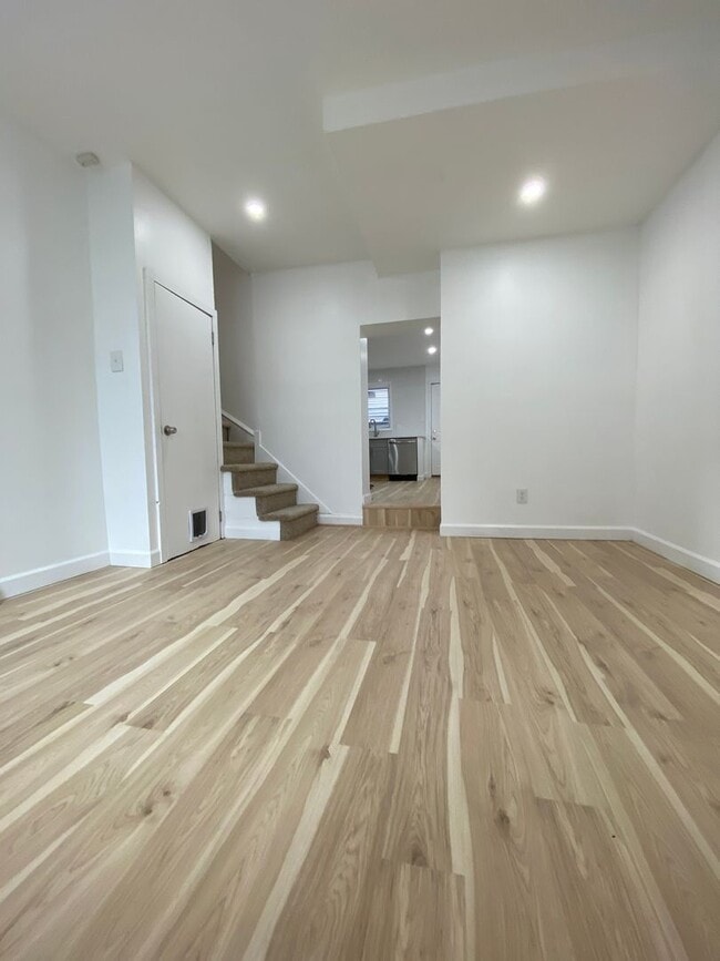 Building Photo - Amazing 3 bedroom