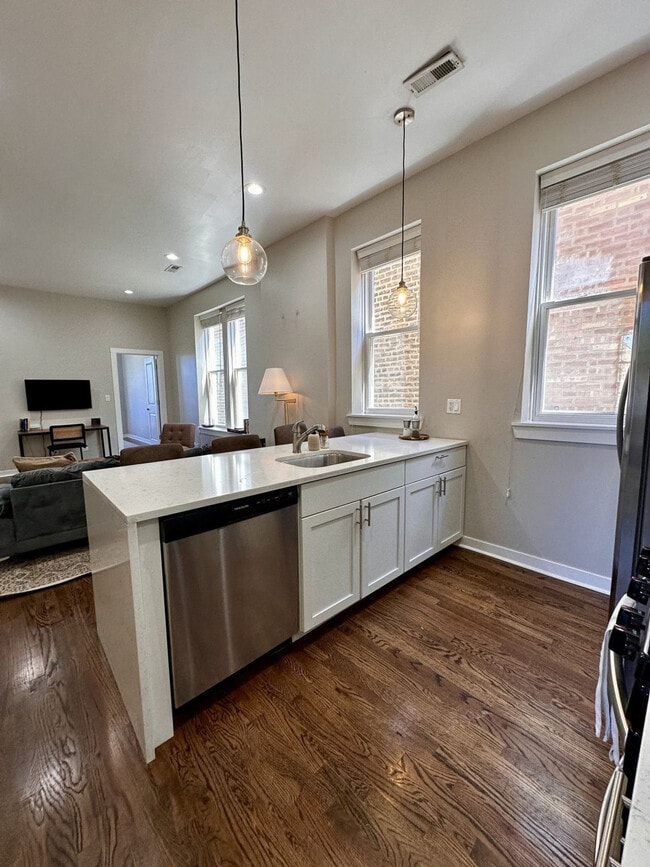 Foto del edificio - 736 N Throop St