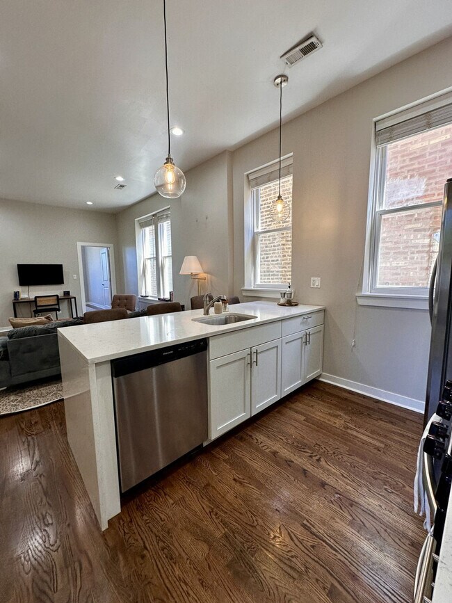 Foto del edificio - 736 N Throop St