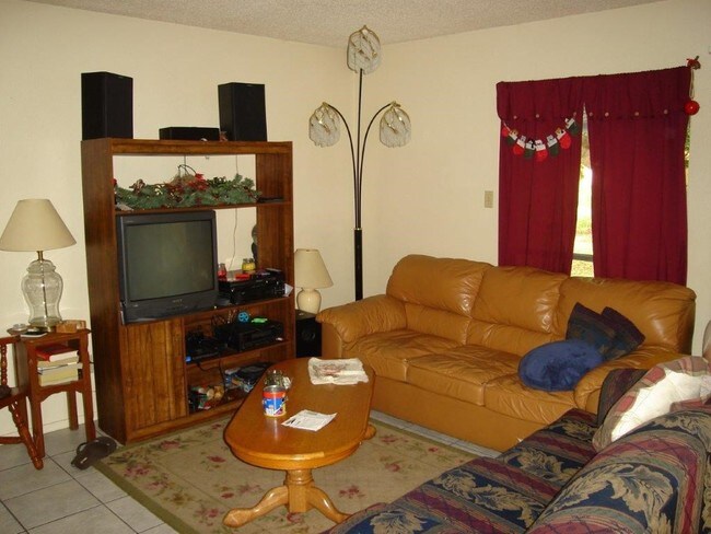 Foto del edificio - 10805 Lambert Cir