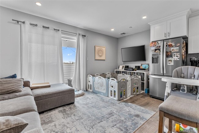 Building Photo - 616 E Broadway