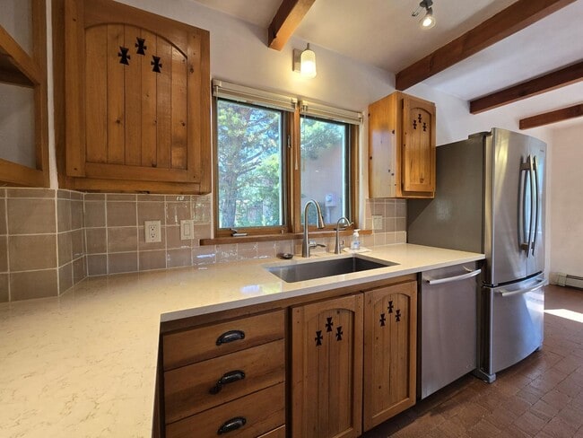 Building Photo - 133 Valley Dr