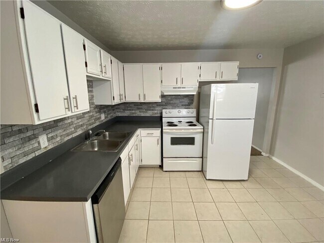 Building Photo - 221 Brunswick Dr