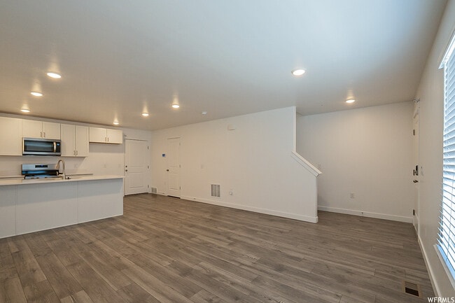 Building Photo - 580 Hal St