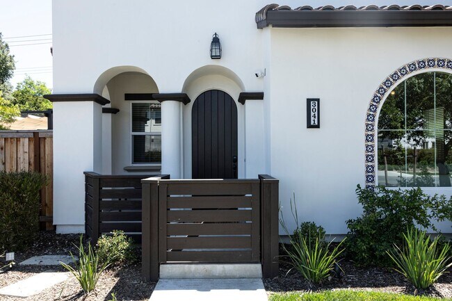 Foto del edificio - 3 bedroom | 2.5 bathroom | Crocker Village...