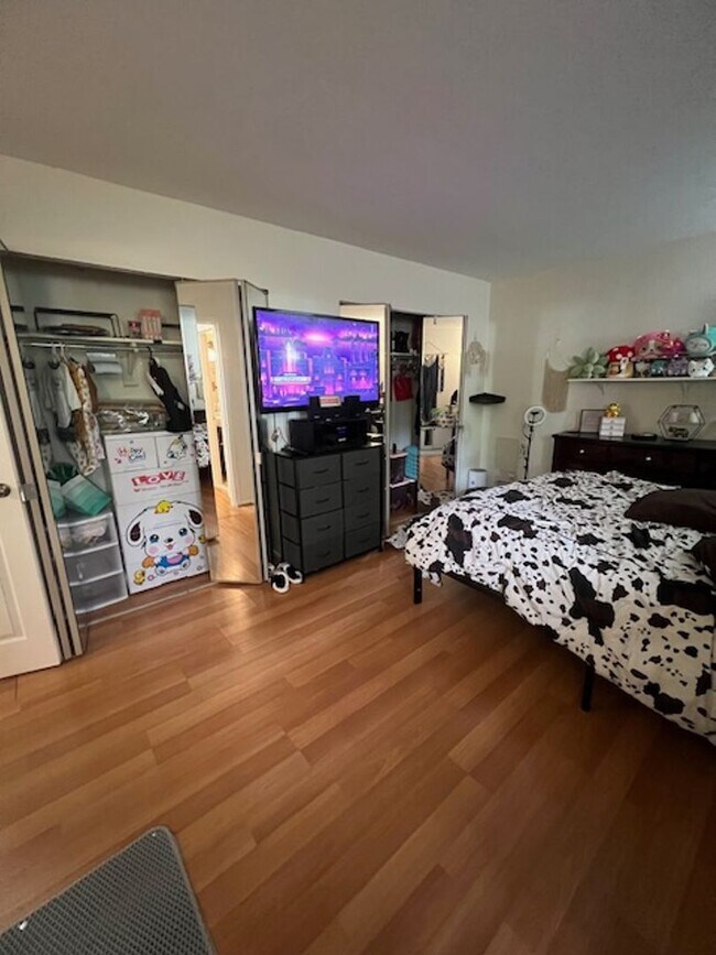 Building Photo - CHARMING ONE BEDROOM ONE BATH CONDO ALL UT...