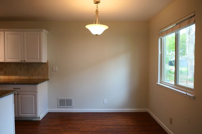 Building Photo - 2 bed/1 bath condo. 1 carport parking + ad...