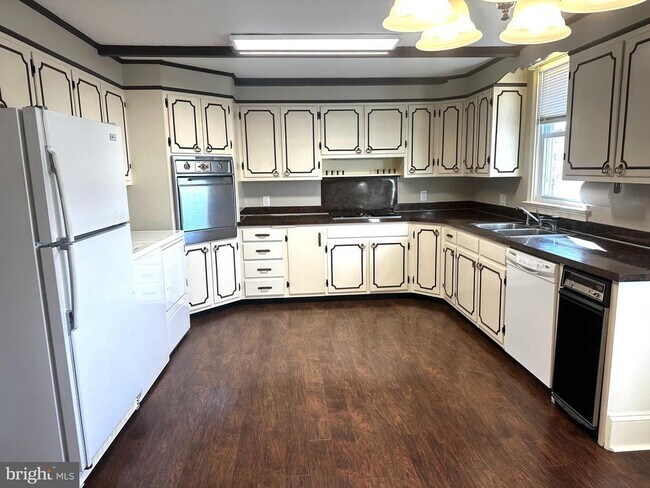 Foto del edificio - 659 N Main St