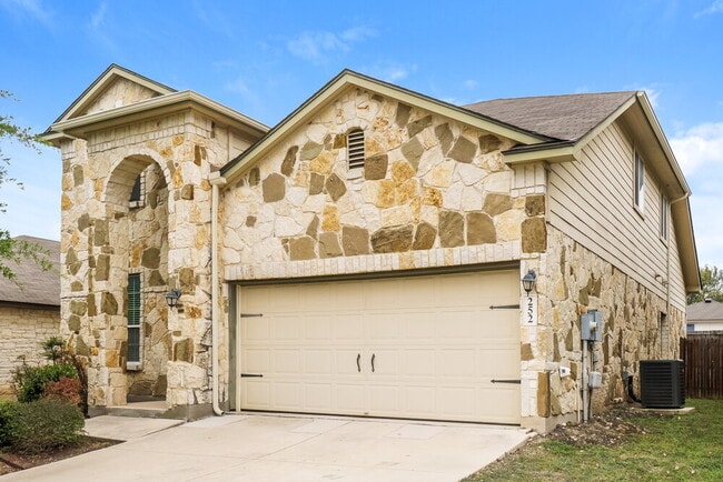 Building Photo - 252 Oak Creek Way