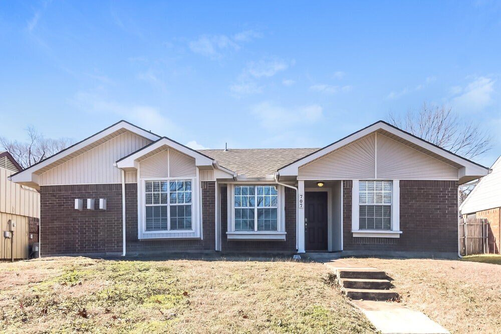 Primary Photo - 707 Bryan Pl