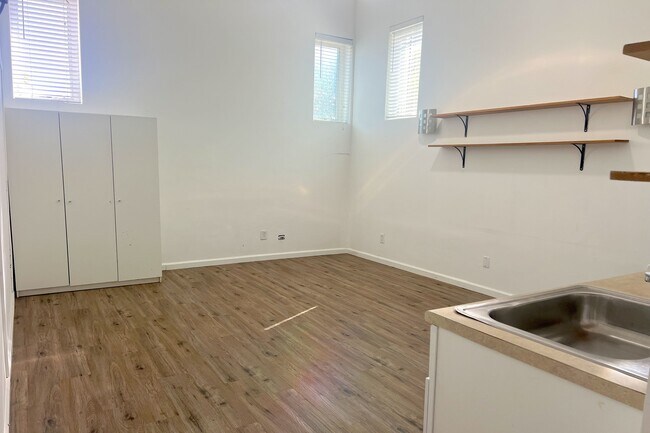 Foto del edificio - 6524 Dume Dr