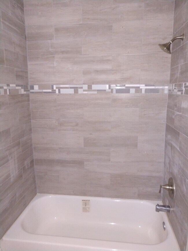 Tiled tub/shower - 609 W Garrison Blvd