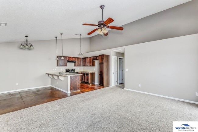 Building Photo - 3 bedroom, 2 bath duplex on a slab. Centra...