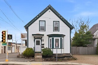 Building Photo - 142 Elliott St