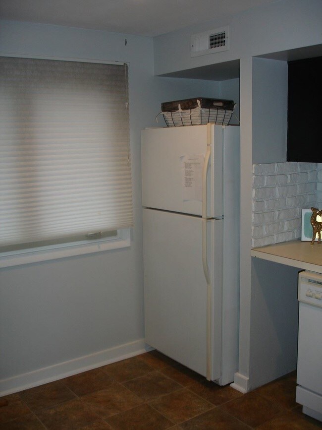 Building Photo - 2 br, 1 bath House - 11 APPLE LANE