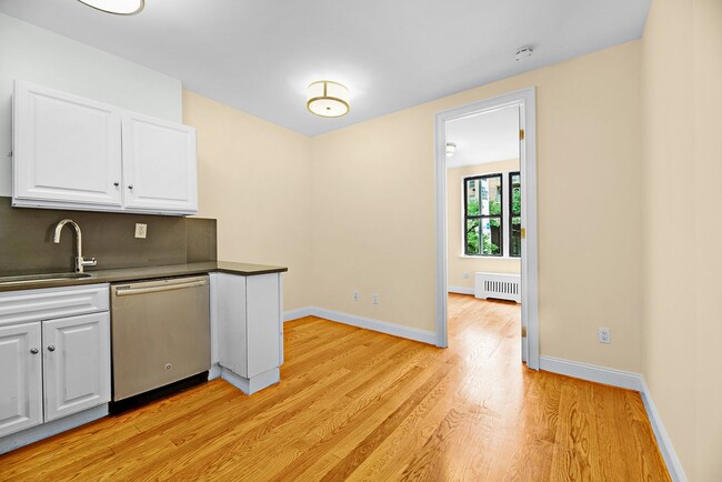 Building Photo - 1378 York Ave