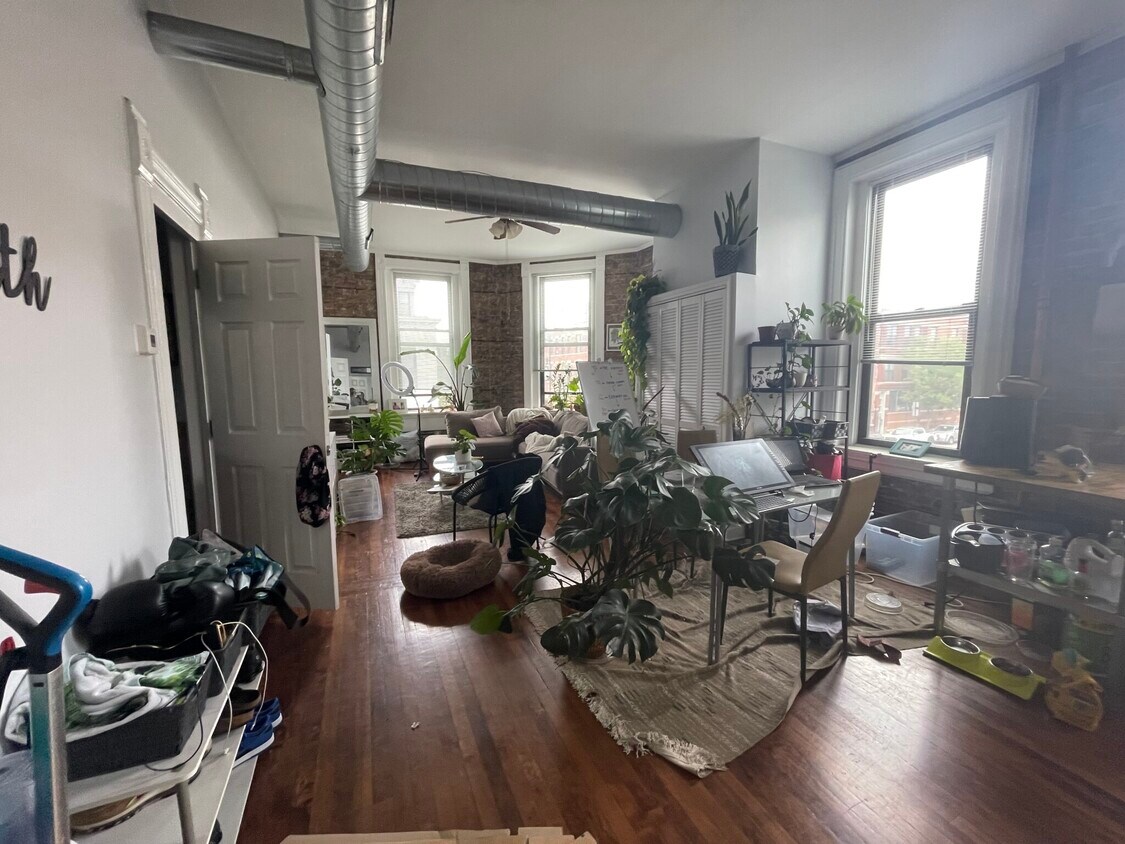 Building Photo - 1801 S Throop St
