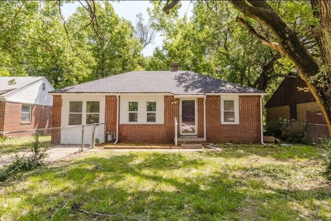 Building Photo - 1018 N Volutsia Ave