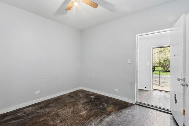 Building Photo - 6913 S Throop St
