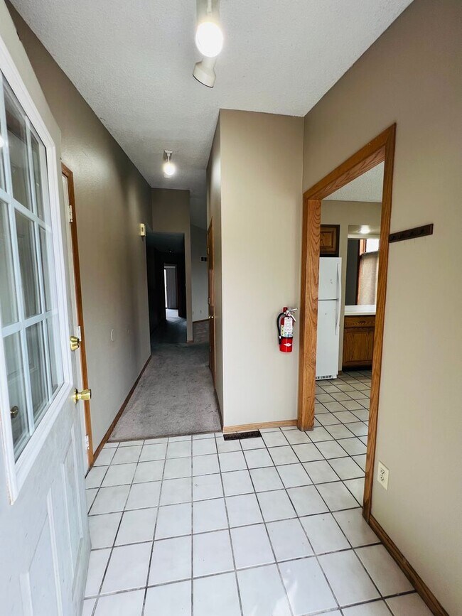 Foto del edificio - 4 Bedroom 2 Bath Duplex in Iowa City
