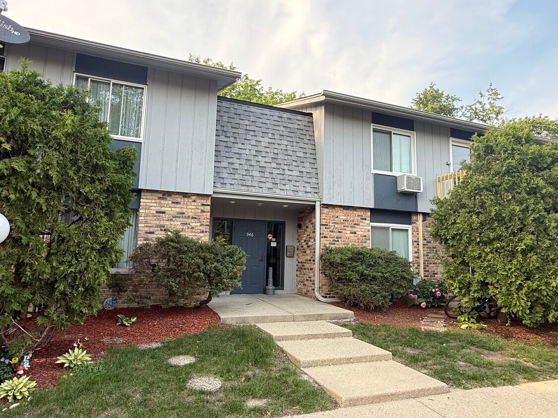 Foto principal - 946 E Old Willow Rd