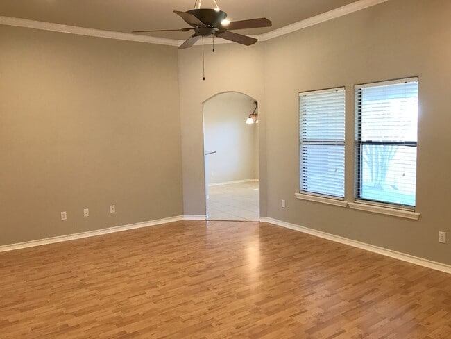 Building Photo - 15313 Guadalupe River Dr