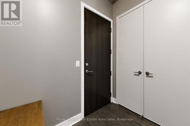 Building Photo - 399 Adelaide St W