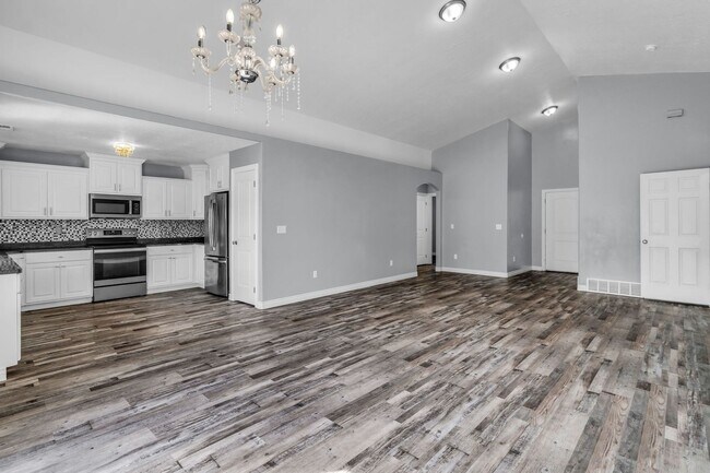 Foto del edificio - 3 Bed Home with Open Layout & High Ceilings