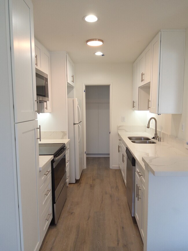Kitchen - 12801 Moorpark St