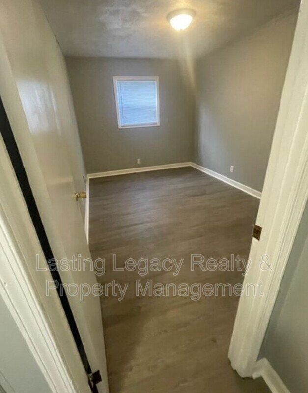 Building Photo - " 2-Bedroom Retreat on Conley Street – Your Cozy Home Awaits in Winston Salem!"