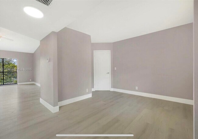 Building Photo - 9849 Three Lakes Cir